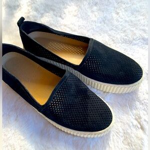 Splendid Women’s Size 8 1/2 black suede platform shoe.